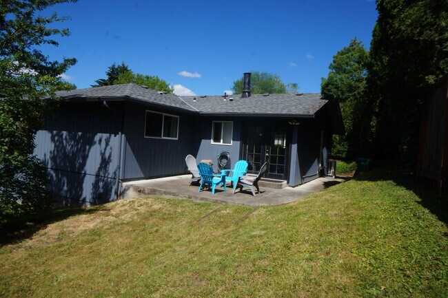 Building Photo - SW Portland 3 bedroom 2 bathroom Ranch