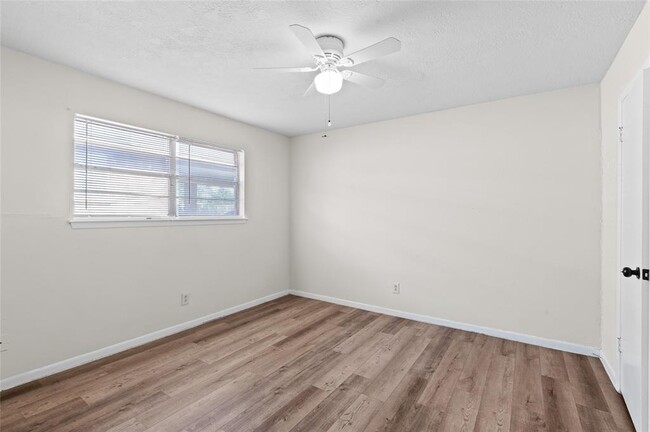 Building Photo - 930 Cable St