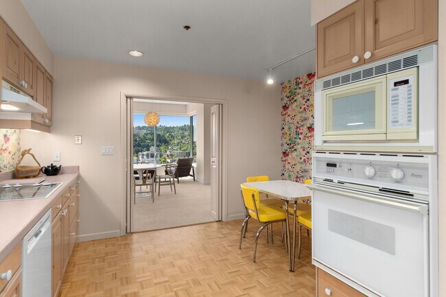 Building Photo - 1414 SW 3rd Ave