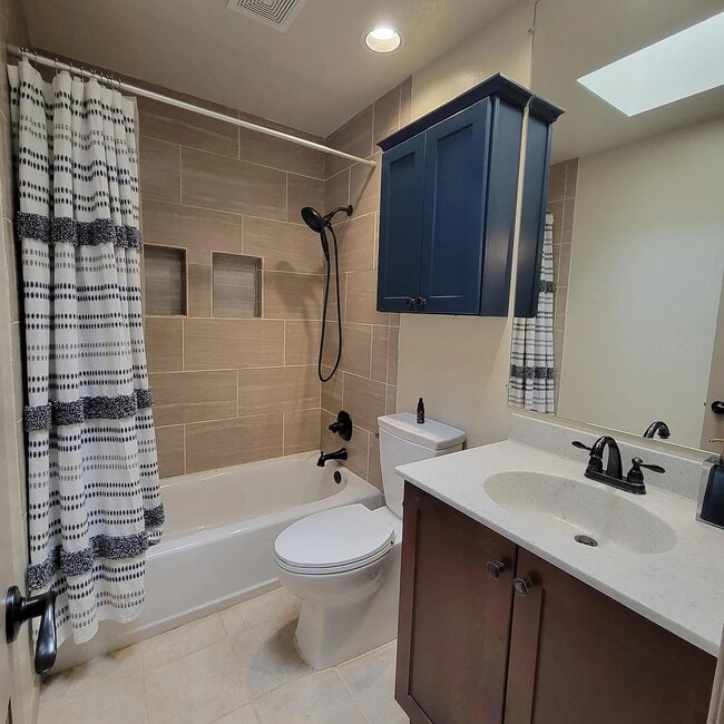 Building Photo - 2127 Ave De Las Alturas