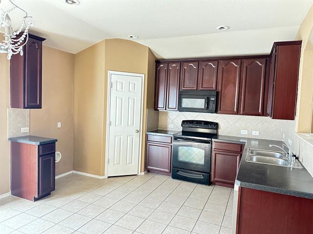 Building Photo - 590 Arthur Dr