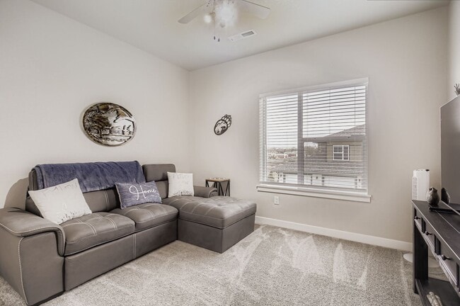 Building Photo - 808 Schlagel St