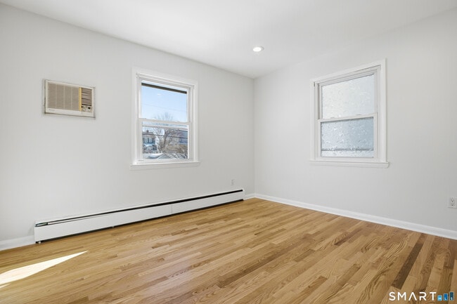 Building Photo - 24 Congress St