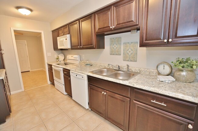 Building Photo - MUST SEE! Charming 3-Bedroom Townhome in Thoroughgood! 1-Car Attached Garage!