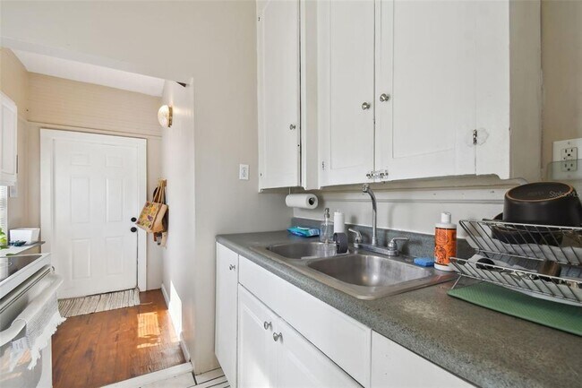 Building Photo - 2445 2nd Ave N