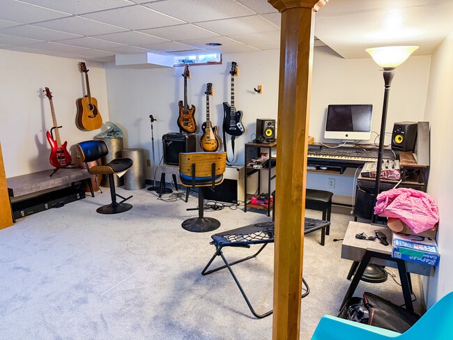 Building Photo - 4932 Sutton Ln