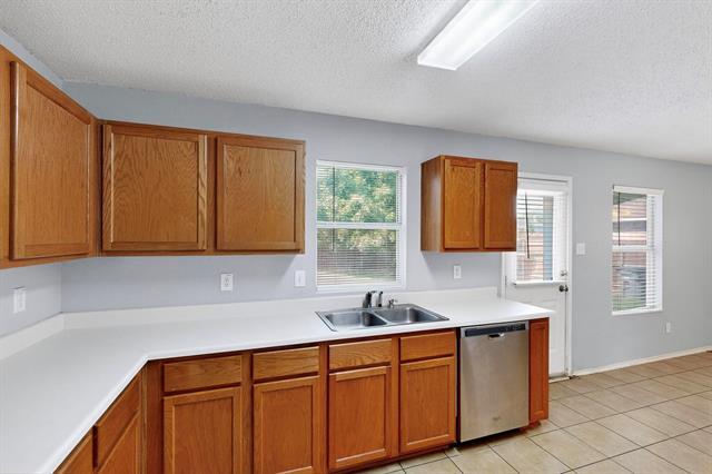 Building Photo - 2316 White Oak Dr