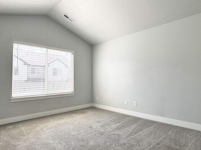 Building Photo - Gorgeous Poolside Corner Townhome at Mountain Ridge!