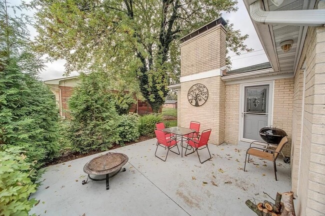 Building Photo - 2404 Wendy Way Dr