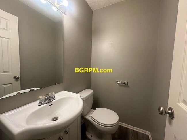 Building Photo - 3 Bd, 1 1/2 BA, home in Jacksonville