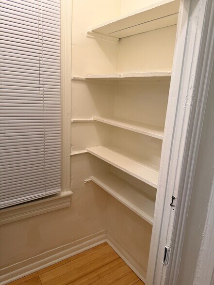 Building Photo - 748 E 28th St