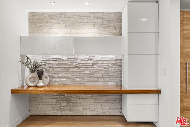 Building Photo - 855 Croft Ave