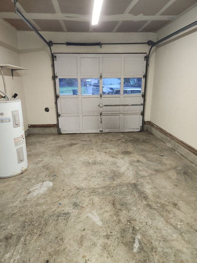 Building Photo - 2bed 1bath Duplex