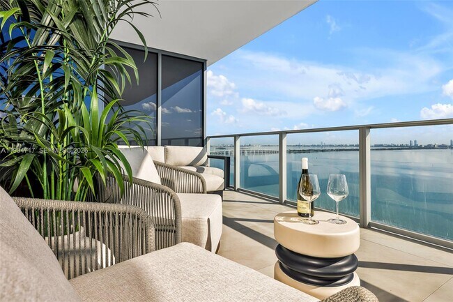 Building Photo - 700 NE 24th St