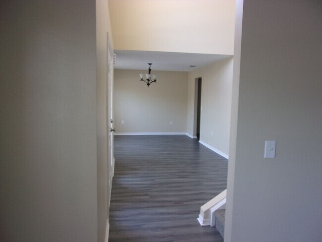 Building Photo - Beautiful 4 Bedroom