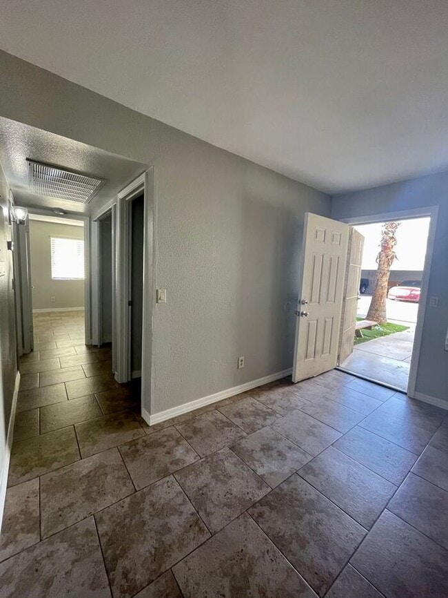 Building Photo - ONE MONTH RENT FREE!! ADORABLE 2BDRM 2BATH RECENTLY REMODELED MESA APARTMENT!