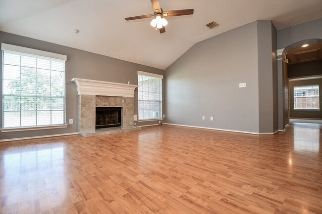 Building Photo - 4622 Forest Home Dr