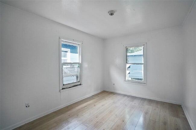 Building Photo - 3003 Amboy St