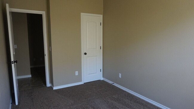 Building Photo - 506 Sladecek Dr