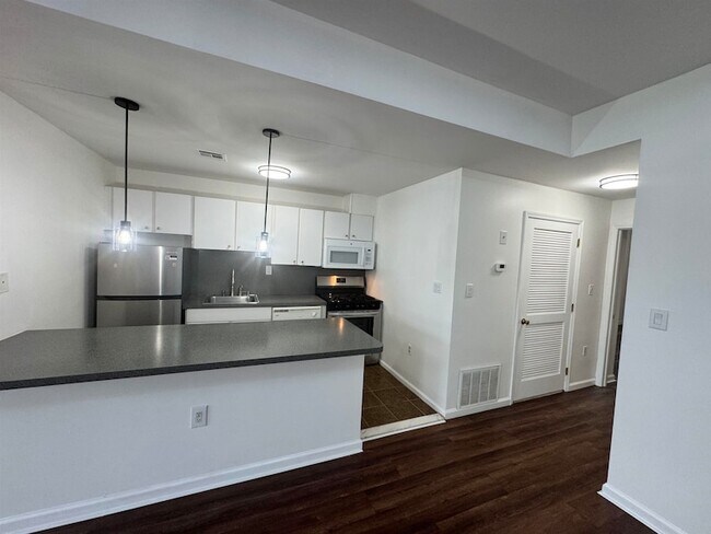Building Photo - 225 Halladay St