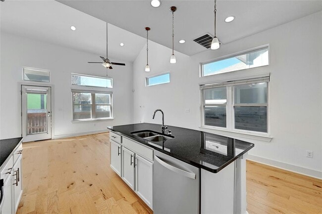 Building Photo - 2308 Hermia St