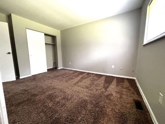 Building Photo - Beautiful 2 bed 1.5 bath Duplex with spacious backyard!