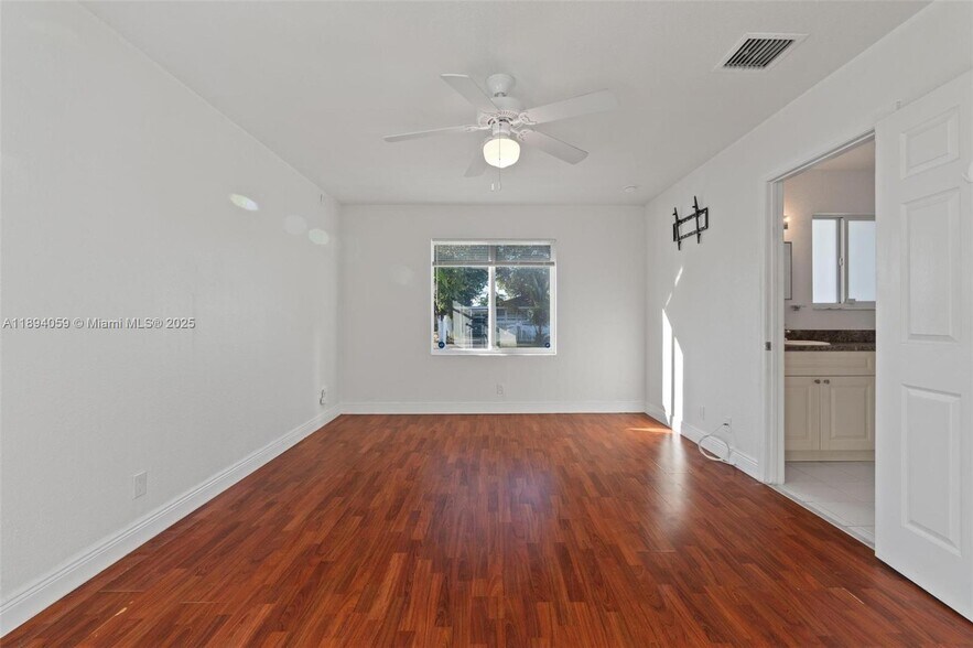 Building Photo - 6035 SW 40th Ct