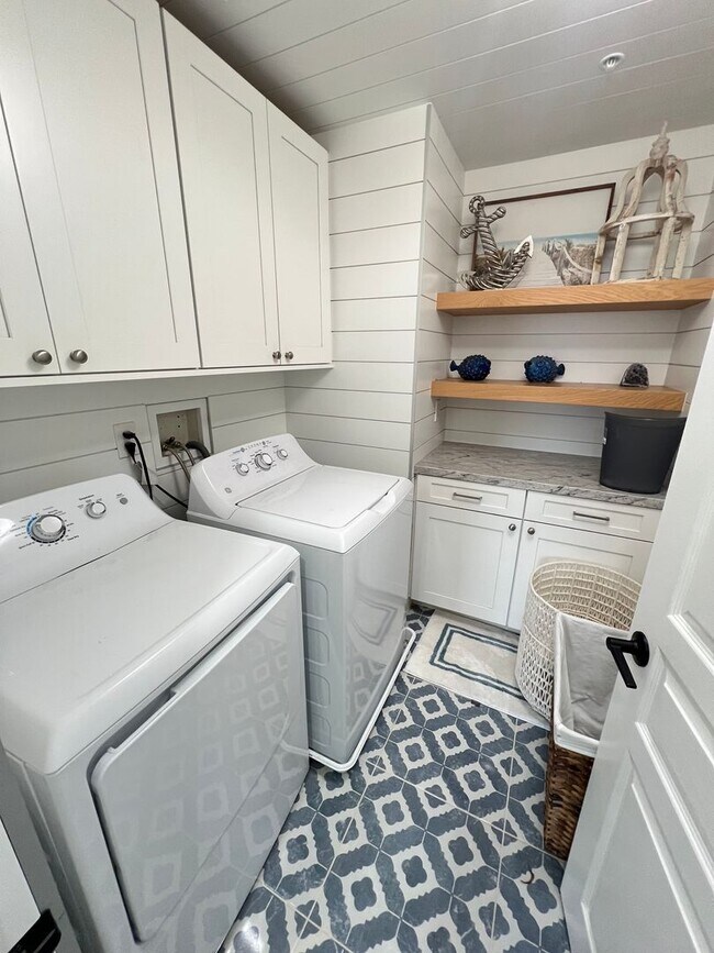 Building Photo - Beautifully Furnished Home in Huntington Beach