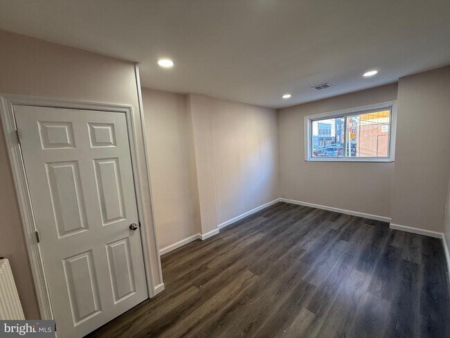 Building Photo - 2537 E Auburn St