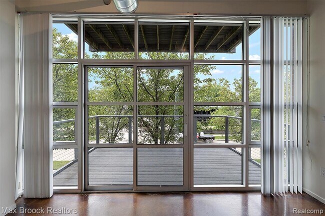 Building Photo - 333 E Parent Ave