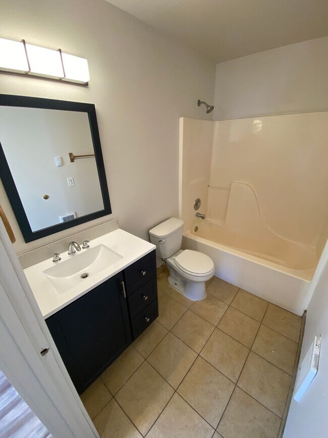 Building Photo - Newly Remodeled! Close to CWU 4 Rooms !!