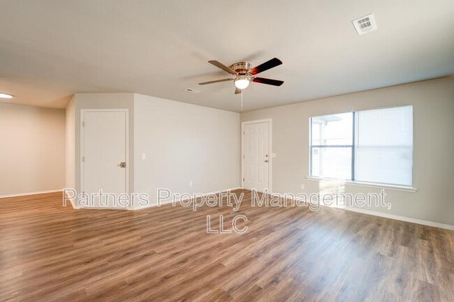 Building Photo - 5702 Sara St