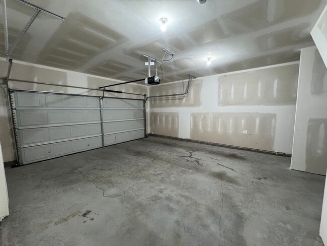 Building Photo - Newer 3/2.5 House in Armuchee- $2,200