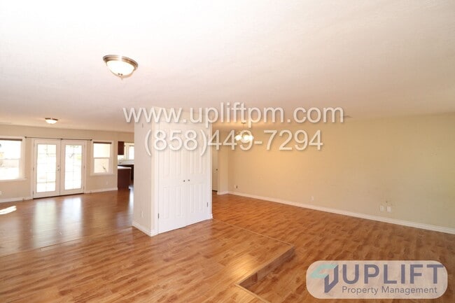 Building Photo - 4 Bedroom 2 Bath with Garage and Greenhous...