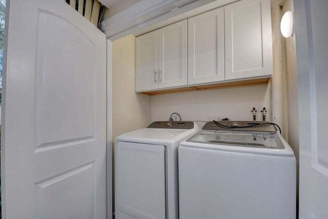 Building Photo - 400 Club Cir