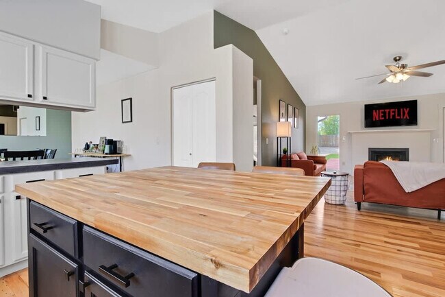Building Photo - 4243 E Driftwood Dr