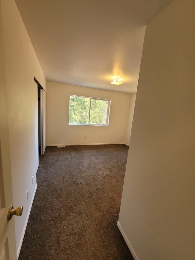 Building Photo - Spacious 3-Bedroom Duplex with 2.5 Baths i...