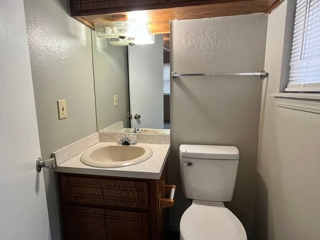 Building Photo - Beautiful Remodeled Mustang Home!