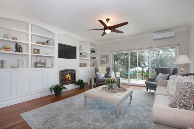 Building Photo - Updated and Bright 2 Bedroom Condo with Wr...