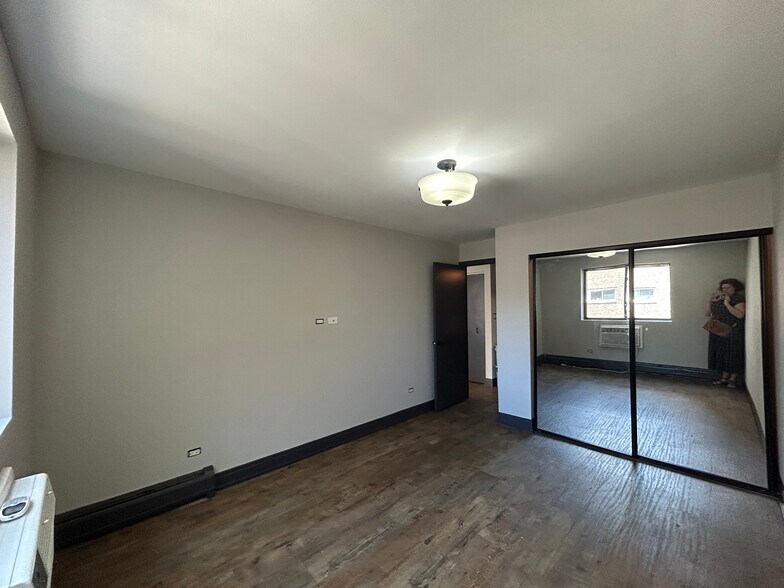 Building Photo - 518 W Wrightwood Ave
