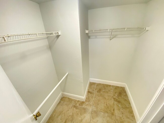 Building Photo - 2-Bed, 2-Bath Condo Near Celebration – Mov...