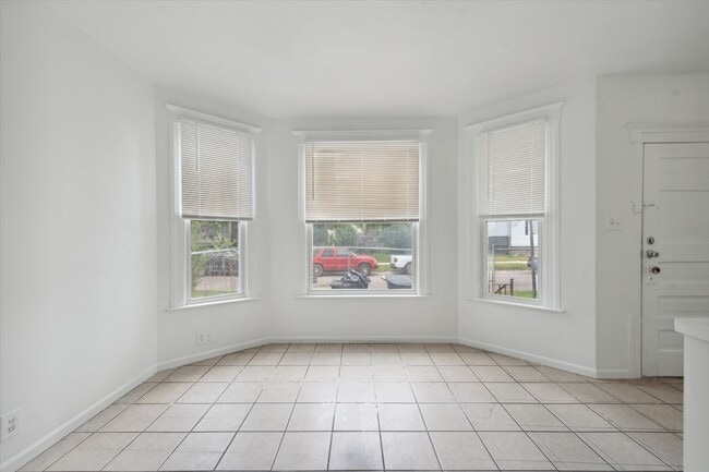 Building Photo - 4 Bedroom 2 Bath $1425