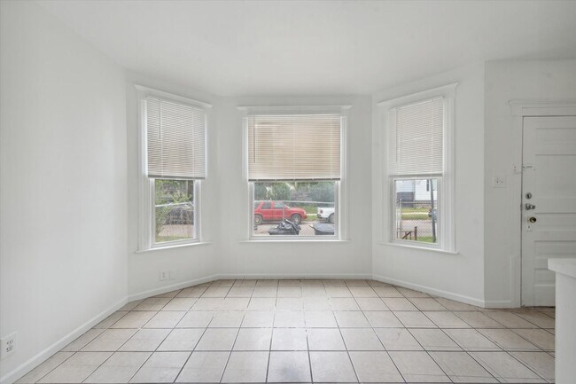 Building Photo - 4 Bedroom 2 Bath $1,500