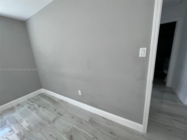 Building Photo - 829 S L St