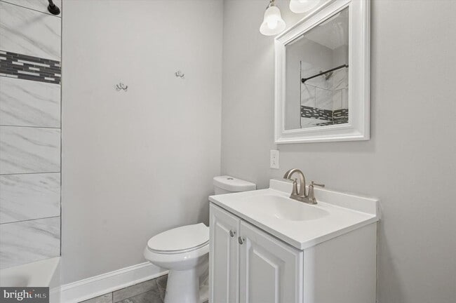 Building Photo - 447 Durfor St