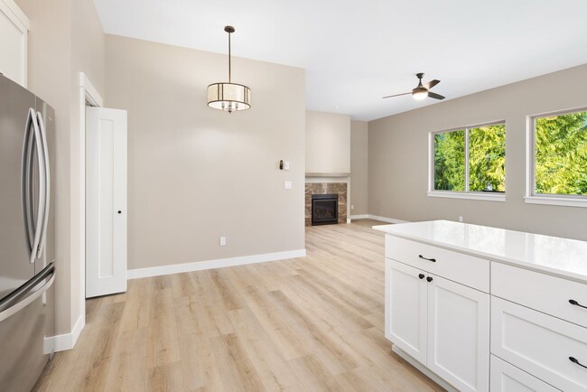 Building Photo - Beautiful 2 bedroom Home Over Looking Lake...
