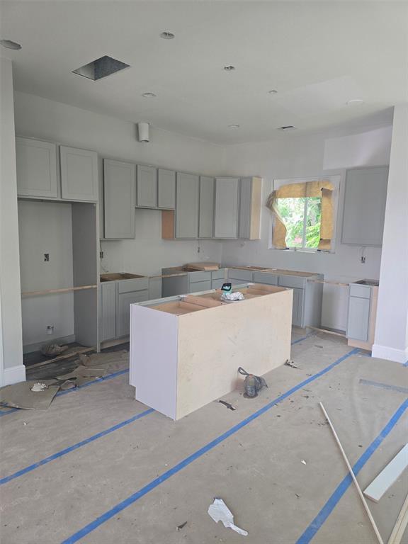 Building Photo - 2207 Des Chaumes St
