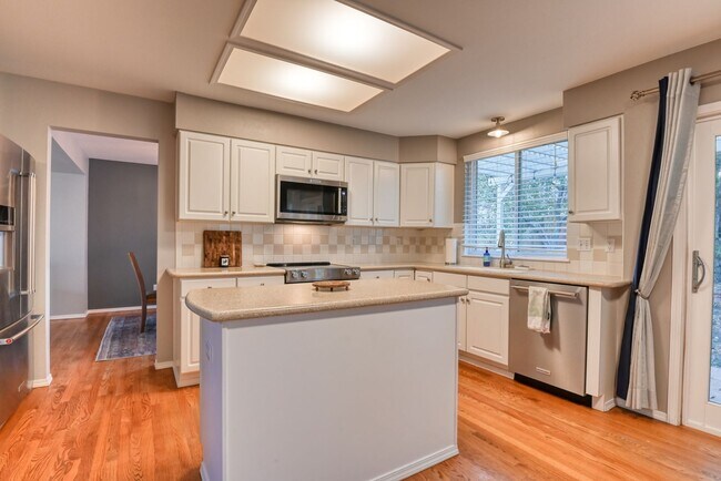 Building Photo - Updated 4 bedroom west Colorado Springs home