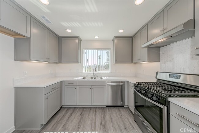 Building Photo - 9124 Huntington Dr