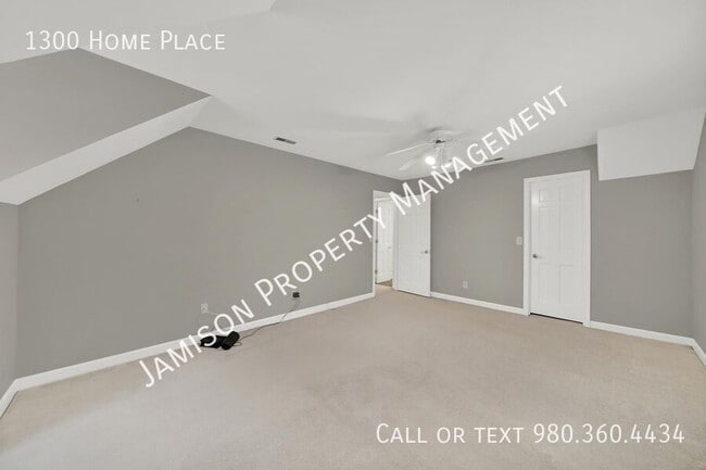 Building Photo - 1300 Home Pl